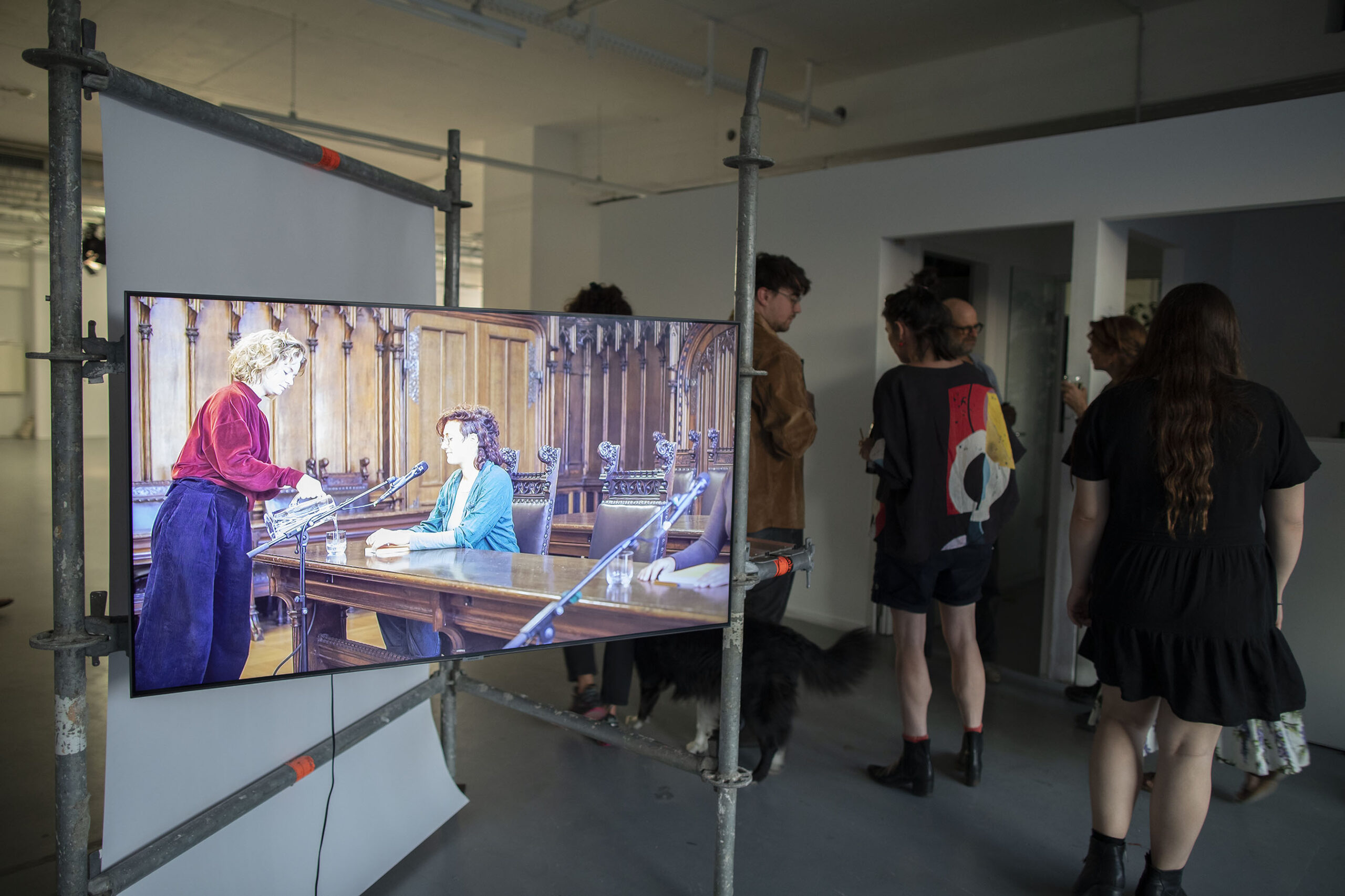 Eröffnung “Beyond the Spectacle”
Teilnehmende Künstler*innen:
Vafa Aminikia, Sandra Bejarano, Veronika Dräxler, Maria Noujaim, Yasaman Pishvaei, Simon Pfeffel, Frauke Zabel, Giulia Zabarella